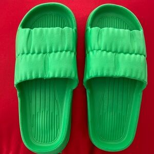 BEACH SHOES OR SLIPPERS CHUNKY. NWT